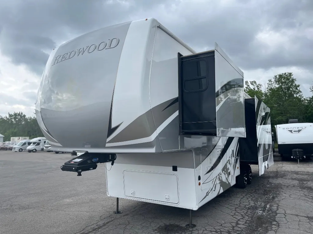2021 CrossRoads Redwood 3401RL - Photo 3