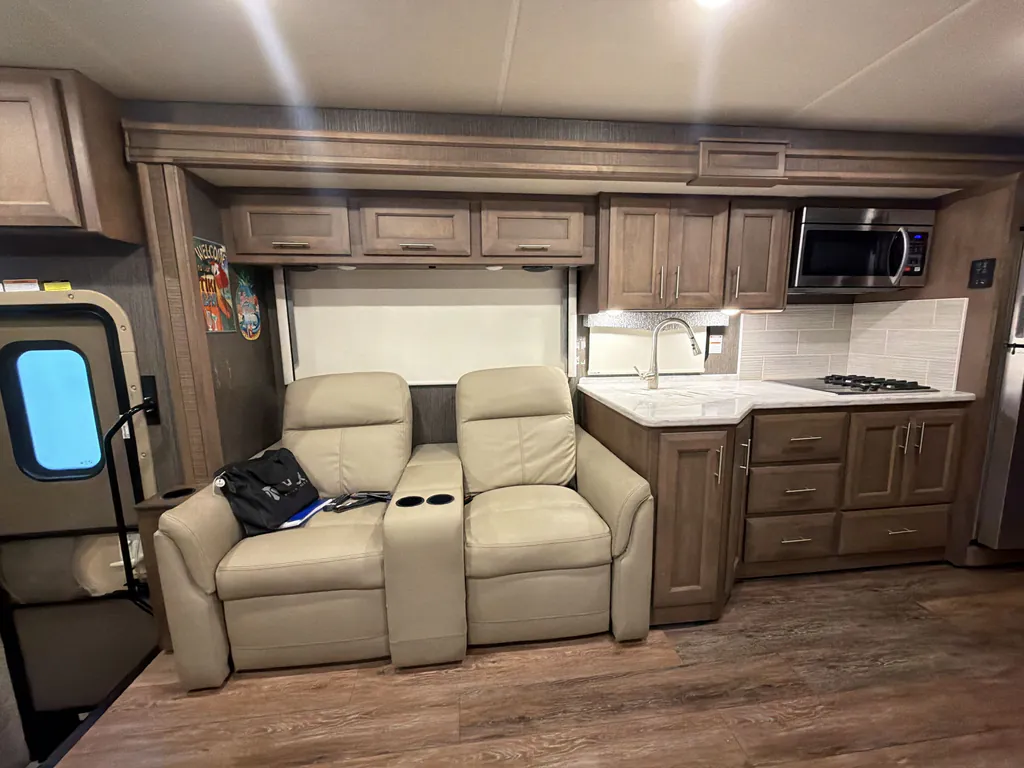 2021 Thor Motor Coach Challenger 35MQ, Photos photo 13