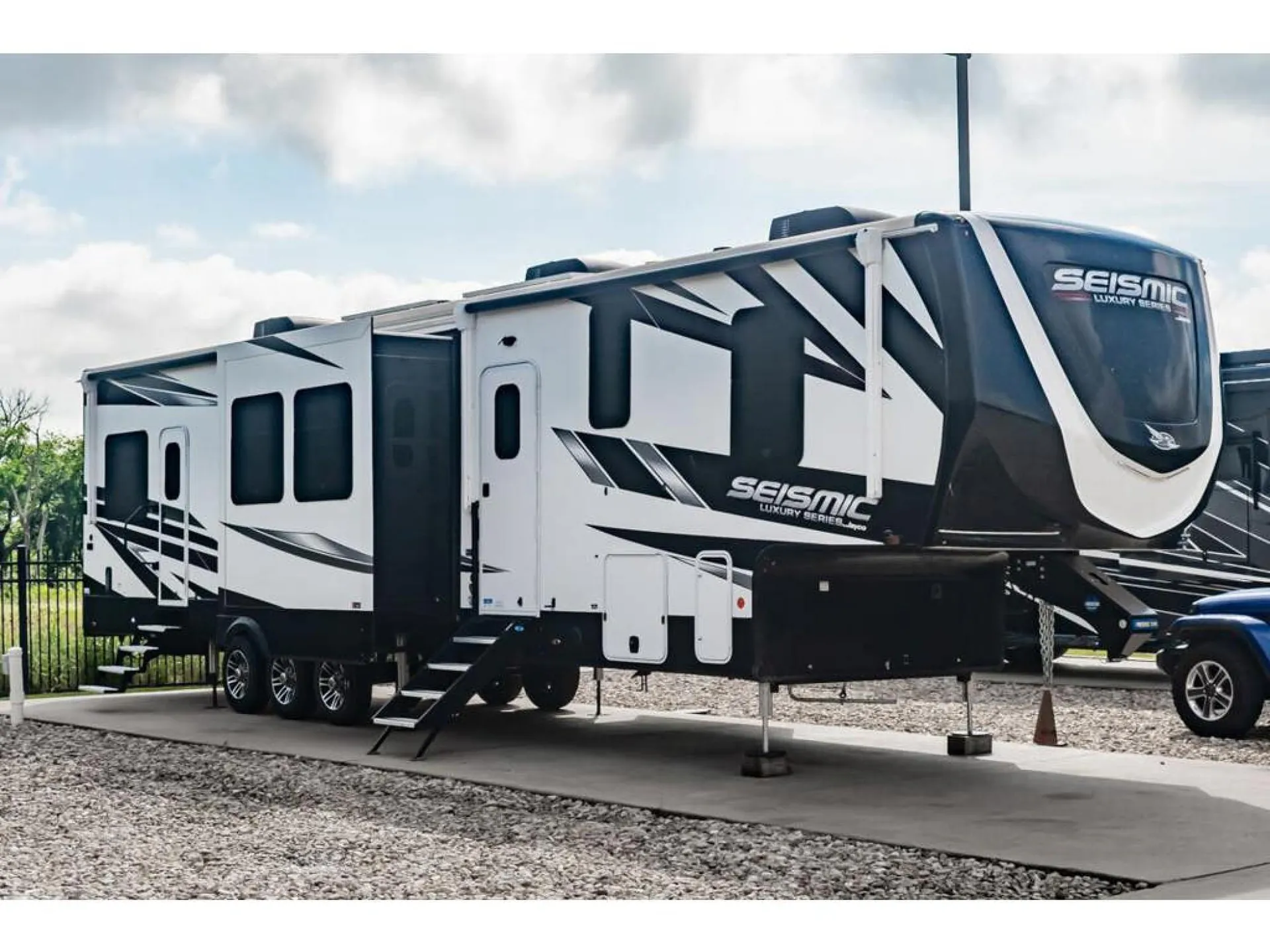 2024 Jayco Seismic Luxury Series 3815 - Photo 2