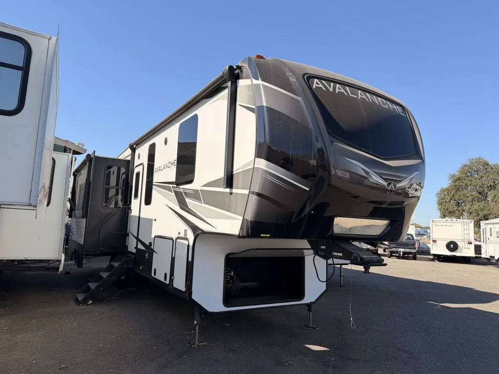 2022 Keystone Avalanche 312RS - Photo 3