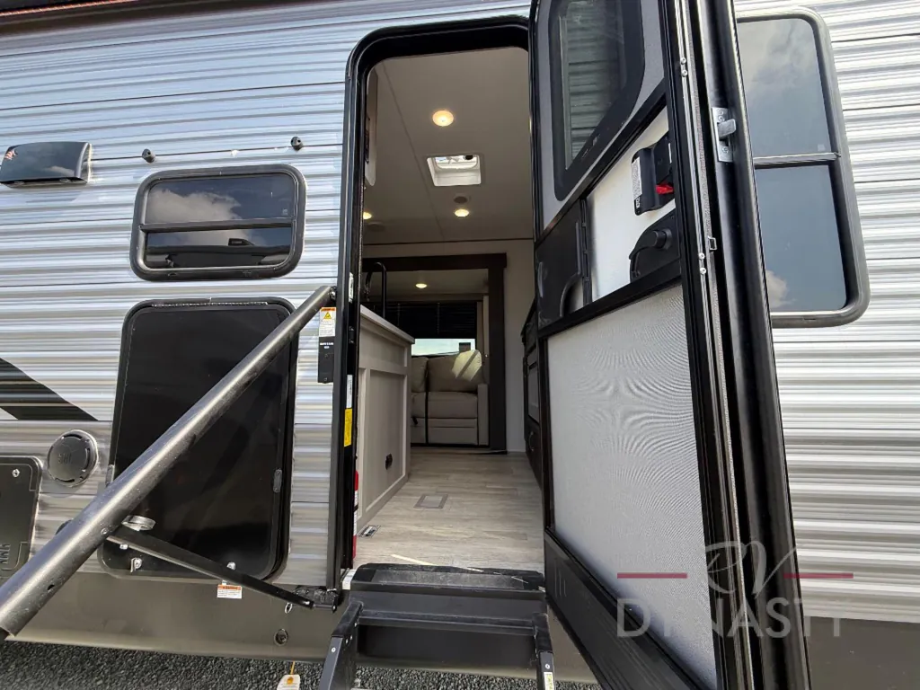 2027 Coachmen Catalina Legacy Edition 333DBDSCK, Photos photo 17