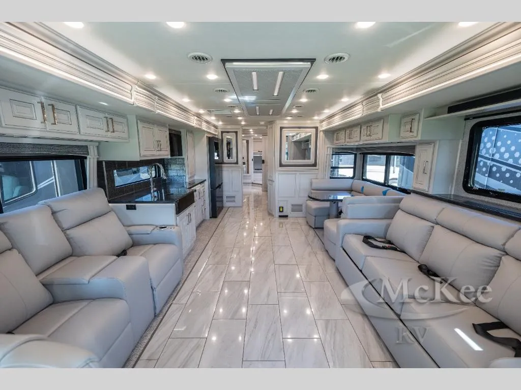 2026 Fleetwood Discovery LXE 44B - Photo 3