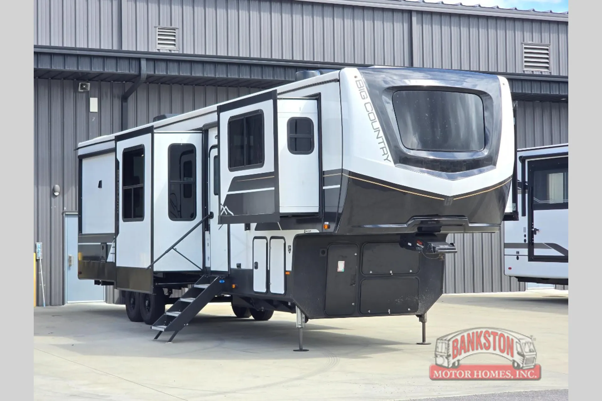 2024 Heartland Big Country 3905FL - Photo 2