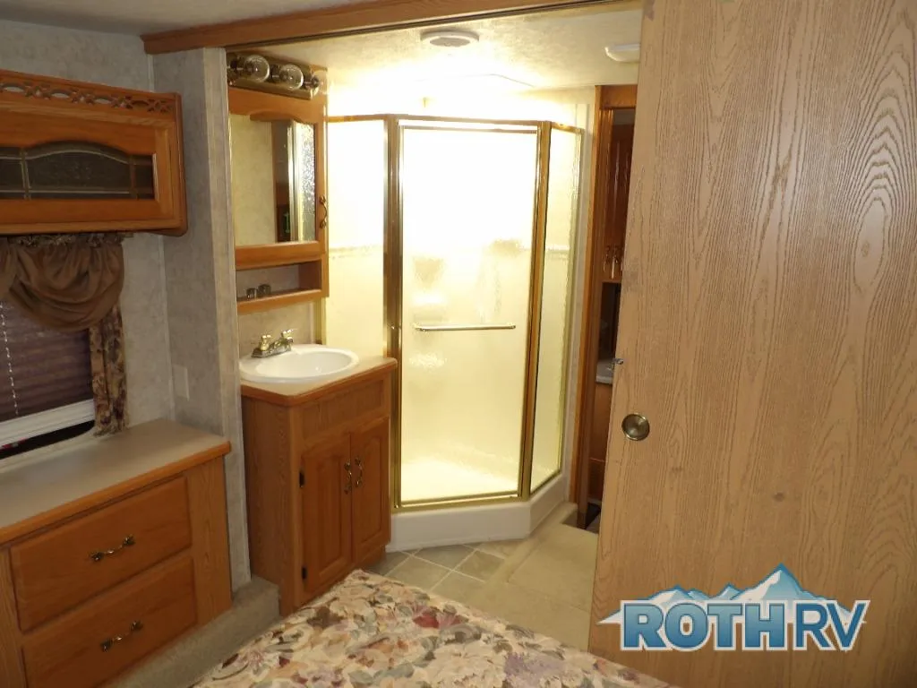 2005 Keystone RV Montana Used    2980 RL - Photo 4
