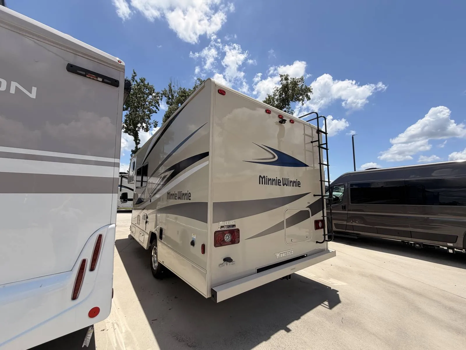 2025 Winnebago Minnie Winnie 22R - Photo 3