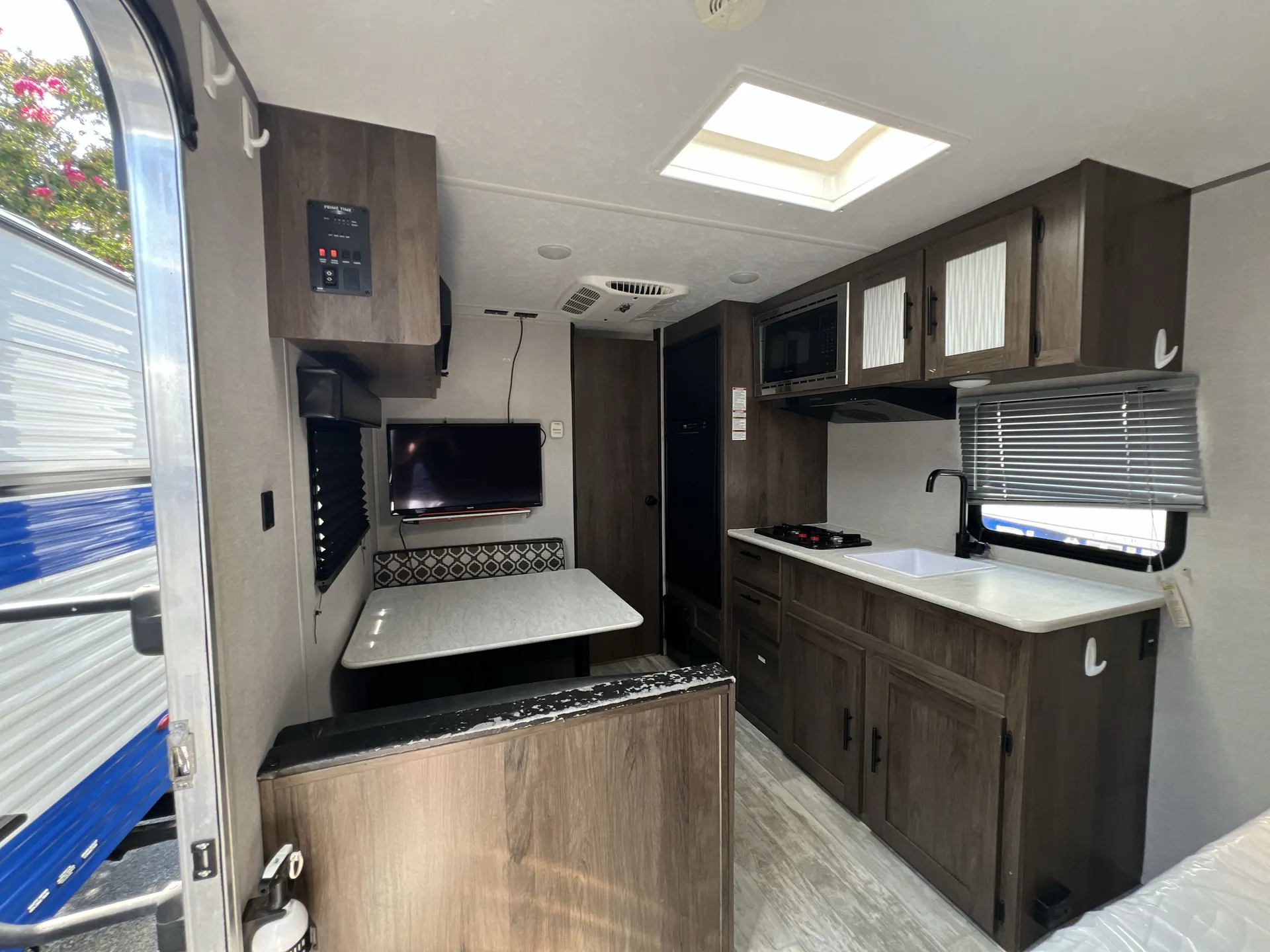 2021 Prime Time Avenger 16FQ — living area main
