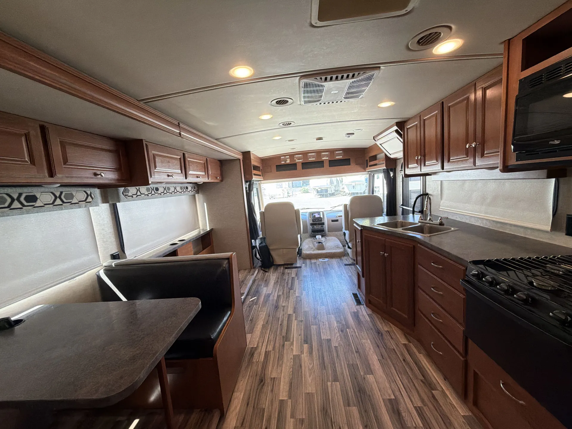 2018 Winnebago Vista 32YE — living area main