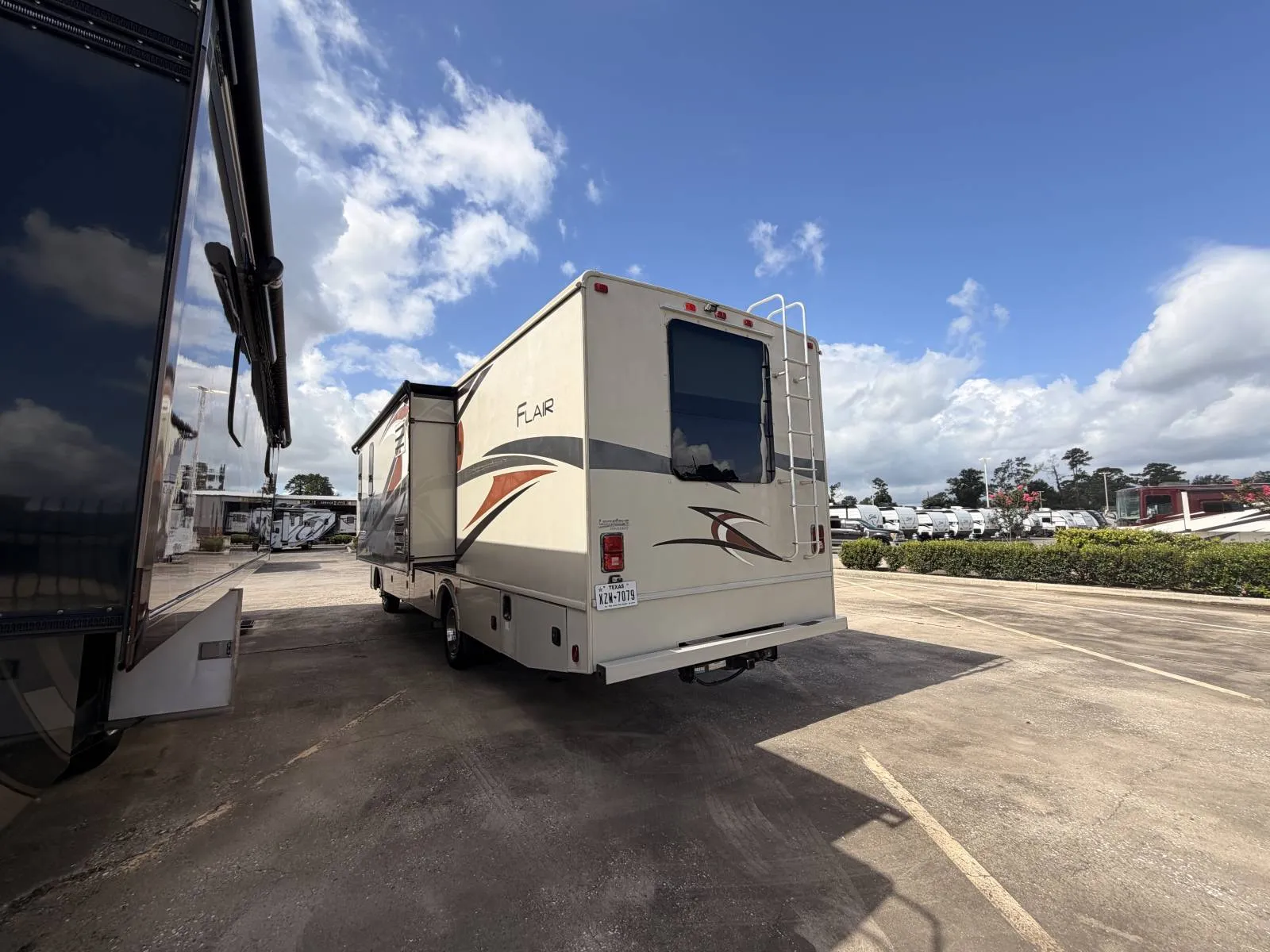 2016 Fleetwood FLAIR 30U - Photo 2