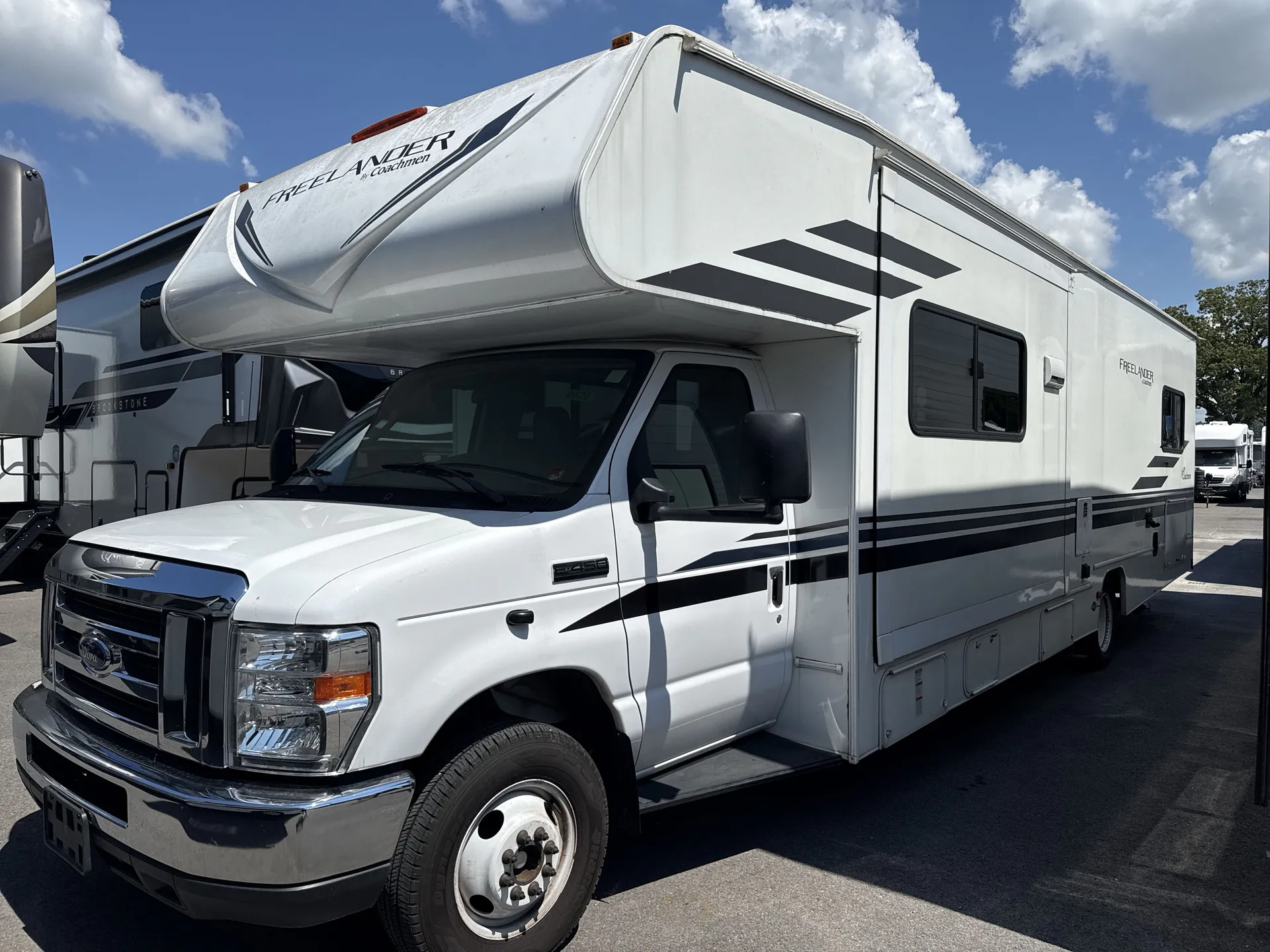 2022 Coachmen Freelander 30BH - Photo 2
