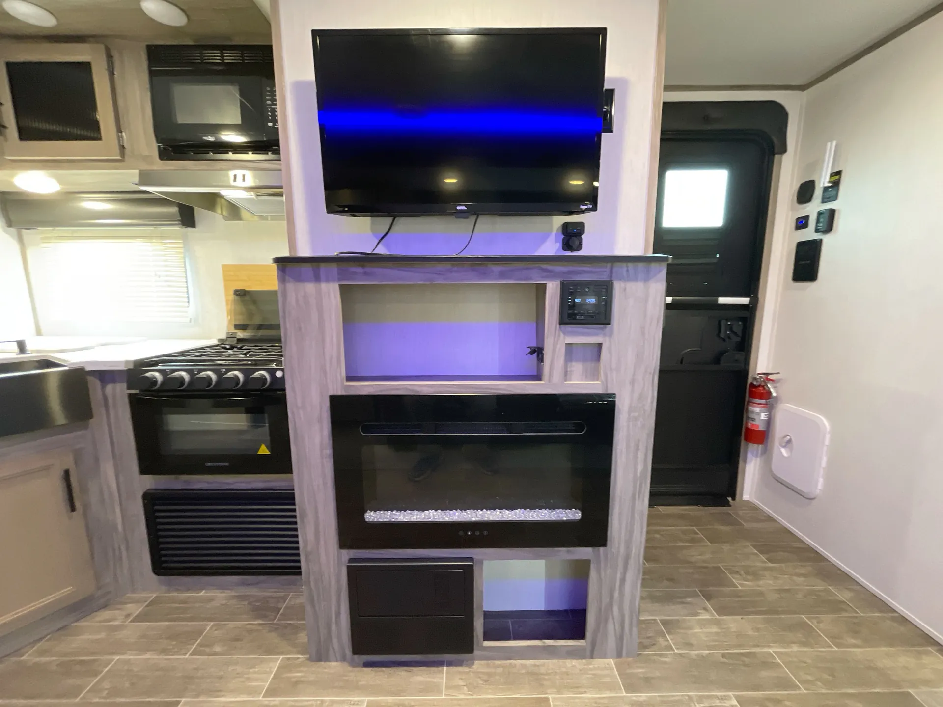 2022 Forest River Cherokee Alpha Wolf 22SW-L — stove oven