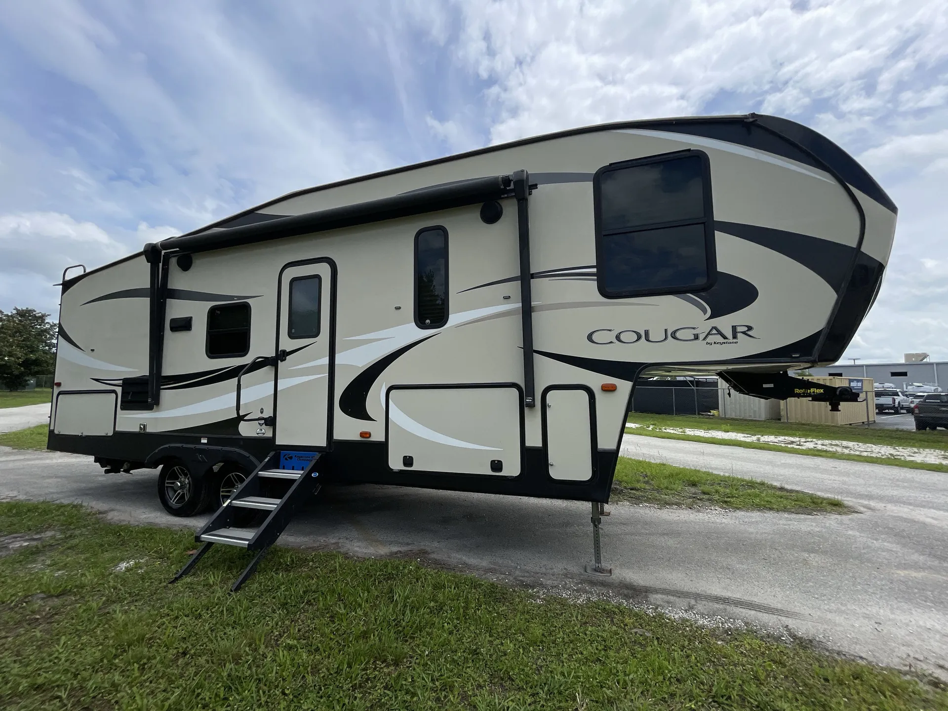 2019 Keystone Cougar Half-Ton 25RES - Photo 2