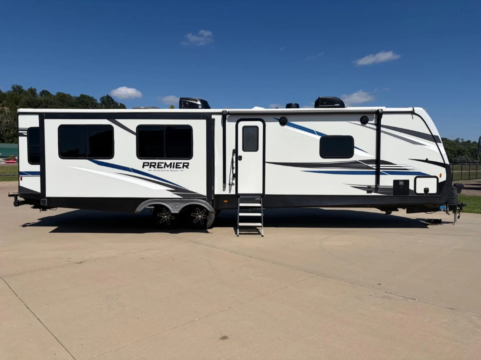 2022 Keystone Premier 34RIPR - Photo 3