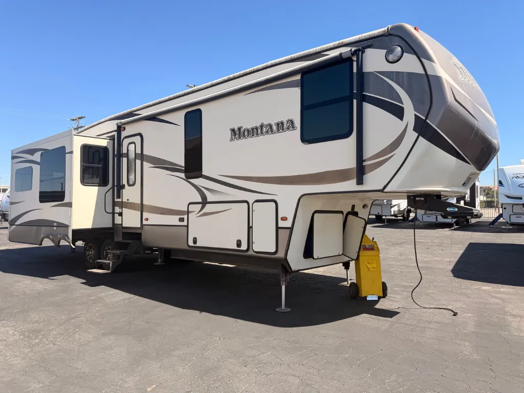 2016 Keystone RV Montana 3440RL - Photo 3
