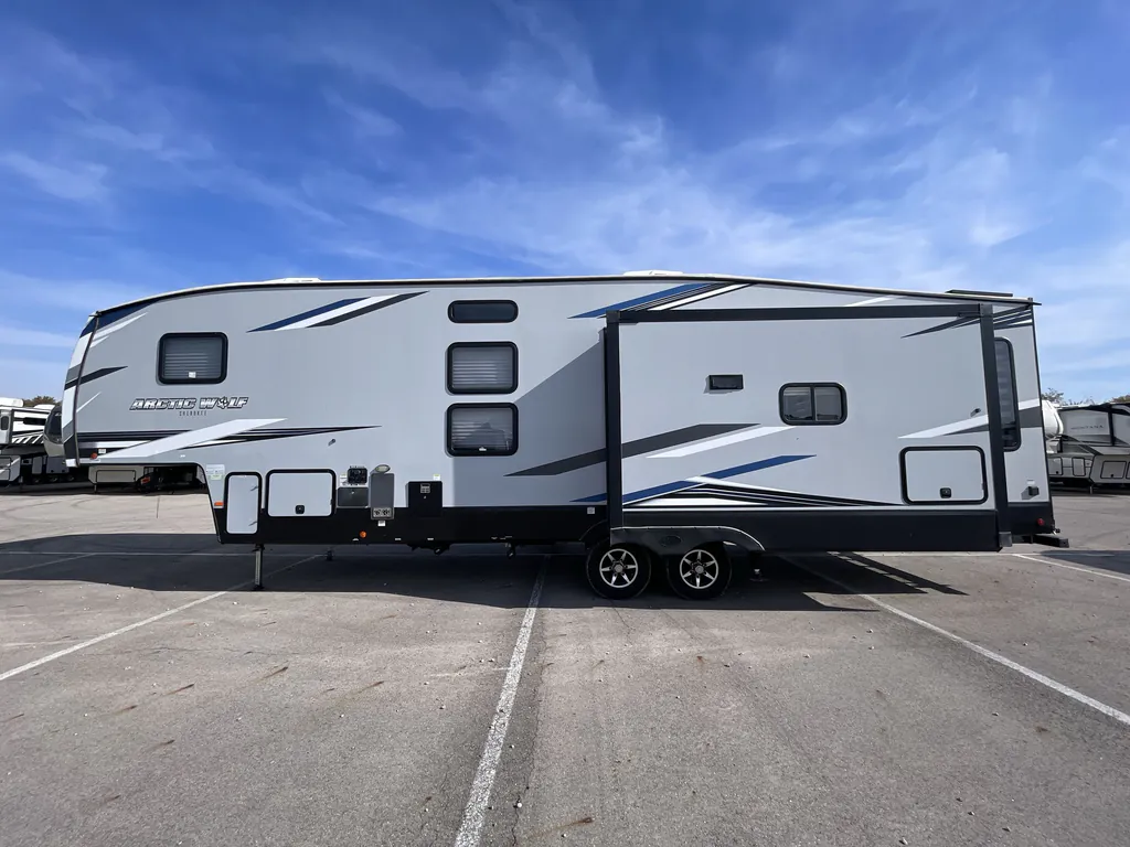 2022 Forest River Cherokee Arctic Wolf 327MB, Photos photo 4