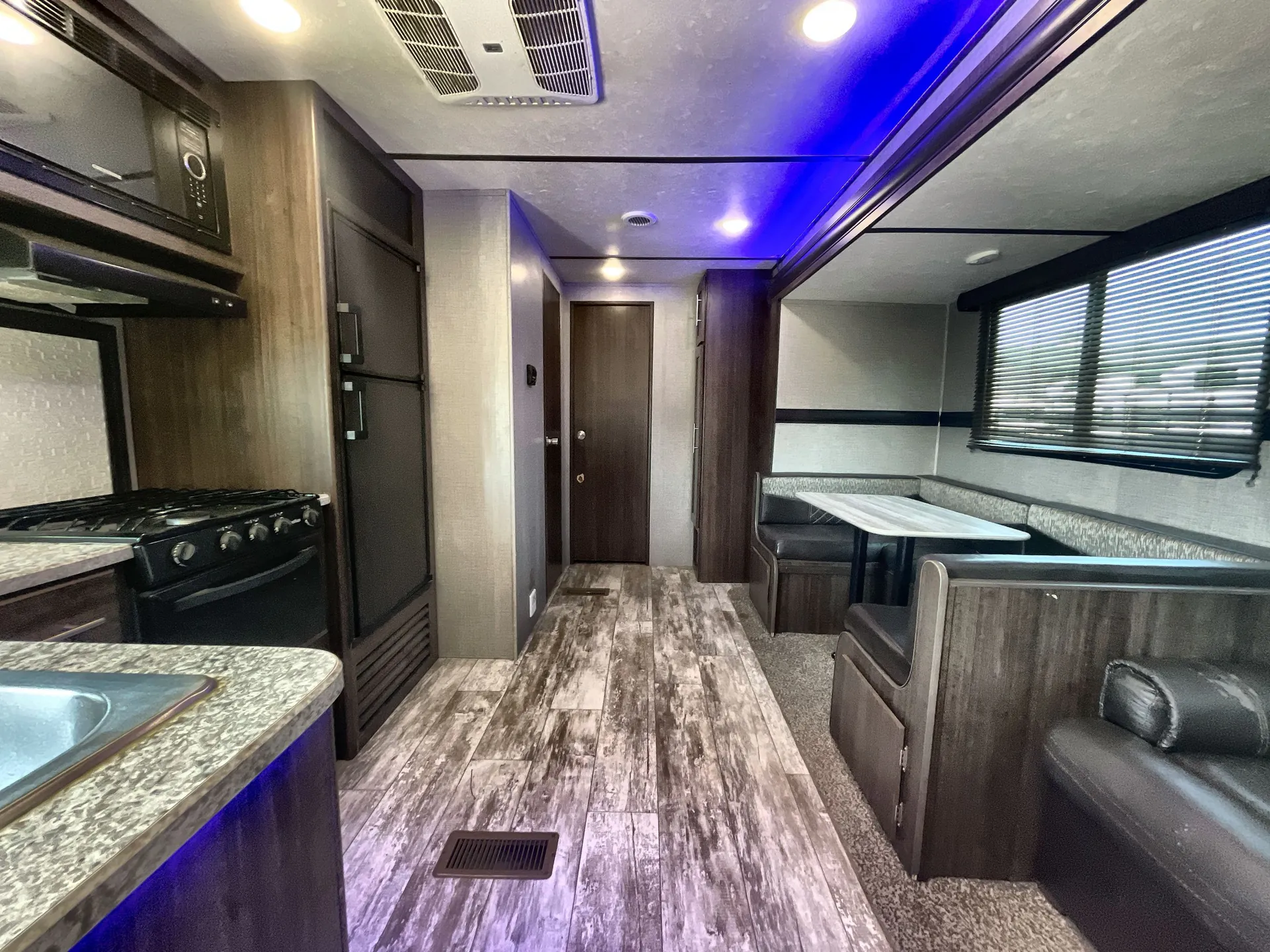 2019 crossroads Zinger 290KB — living area main