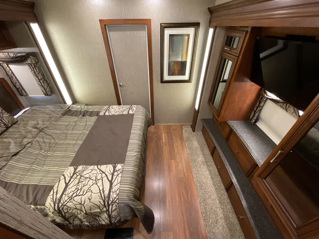 2016 Newmar Canyon Star 3921, Photos photo 15