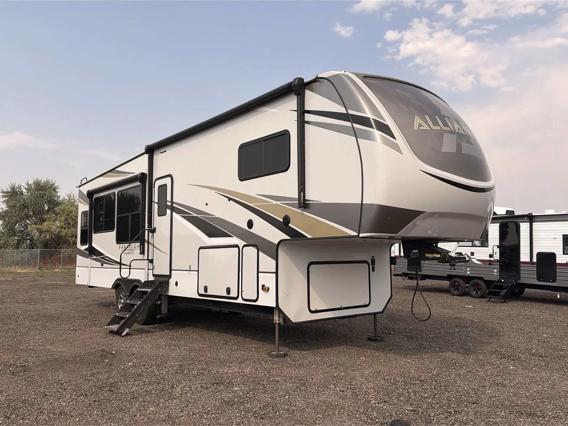 2021 Alliance RV Paradigm 310RL - Photo 2