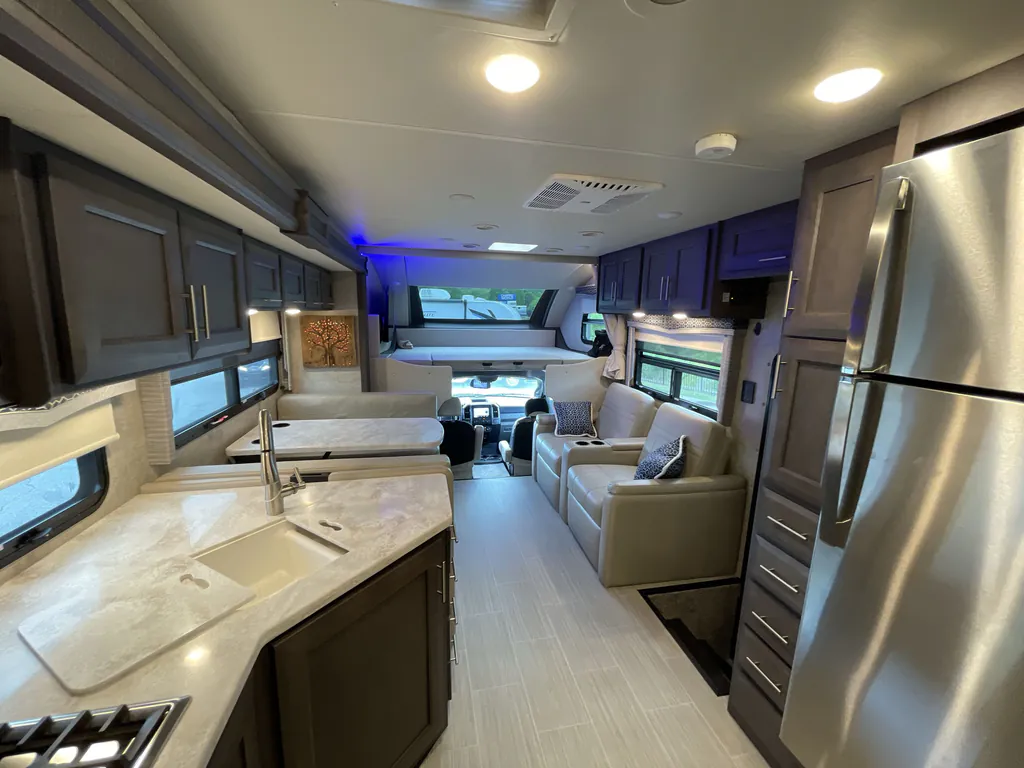 2022 Thor Motor Coach Magnitude RS36, Photos photo 3