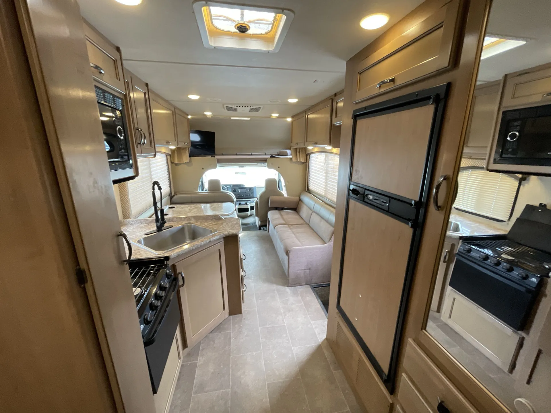 2018 Thor Motor Coach Chateau 26B — living area main