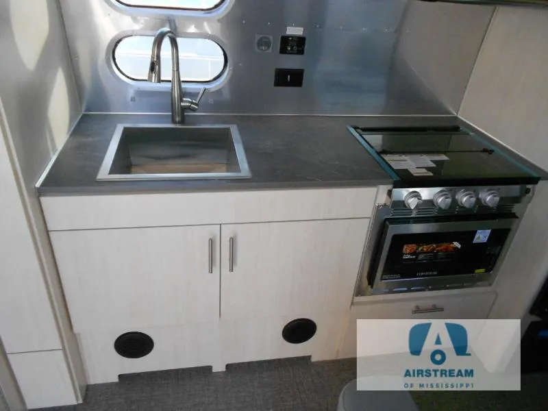 2026 Airstream Flying Cloud 23FB - Photo 4