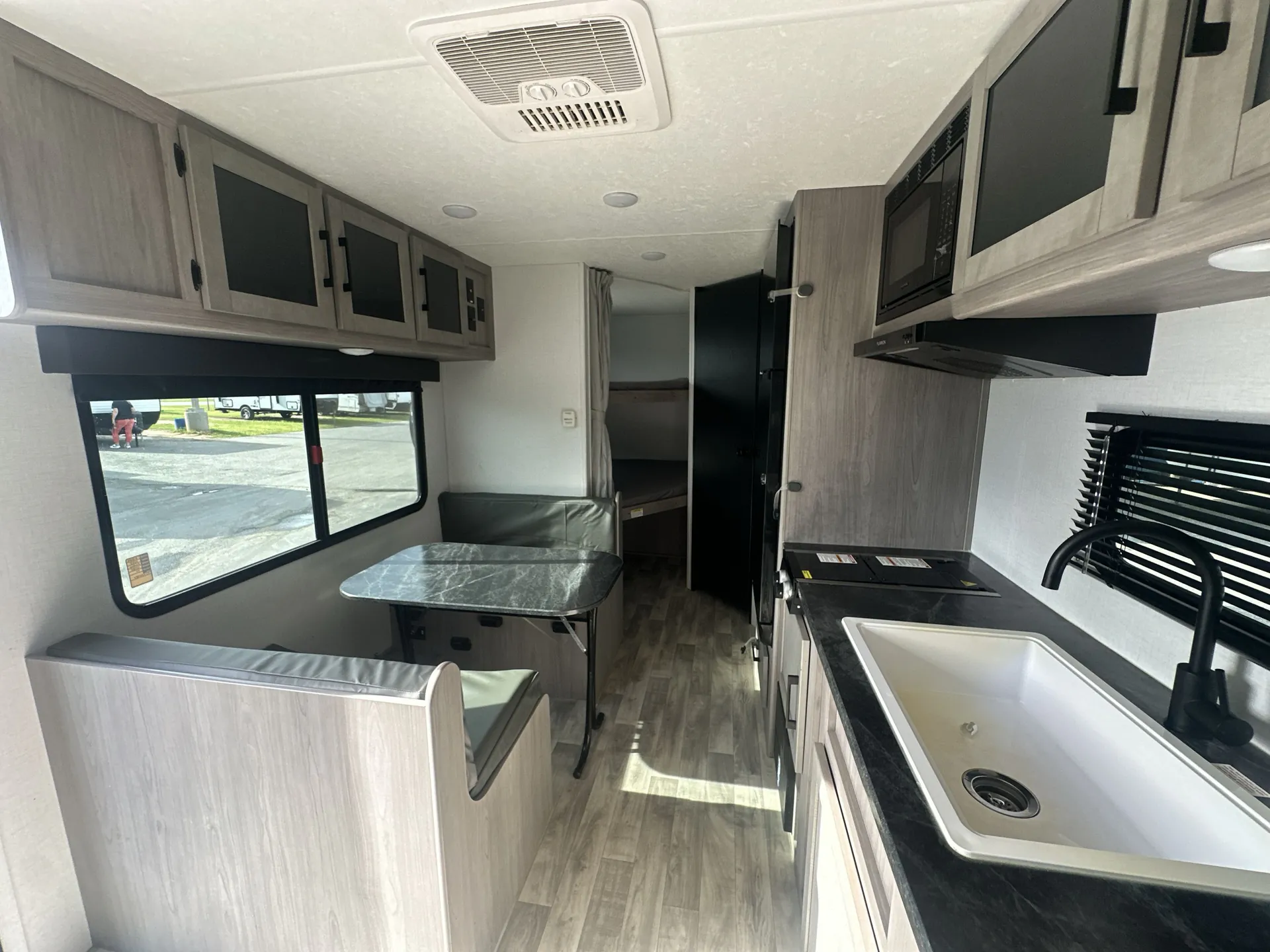 2023 Dutchmen Kodiak SE 22SBH — living area main
