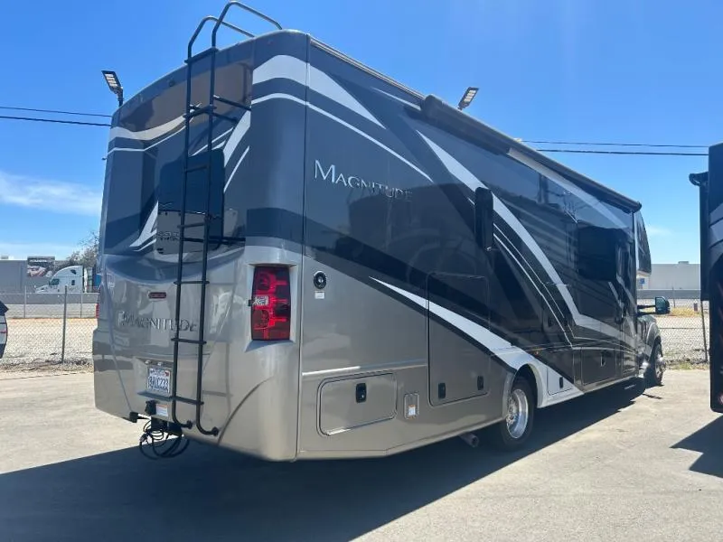 2022 Thor Motor Coach Magnitude SV34 - Photo 2