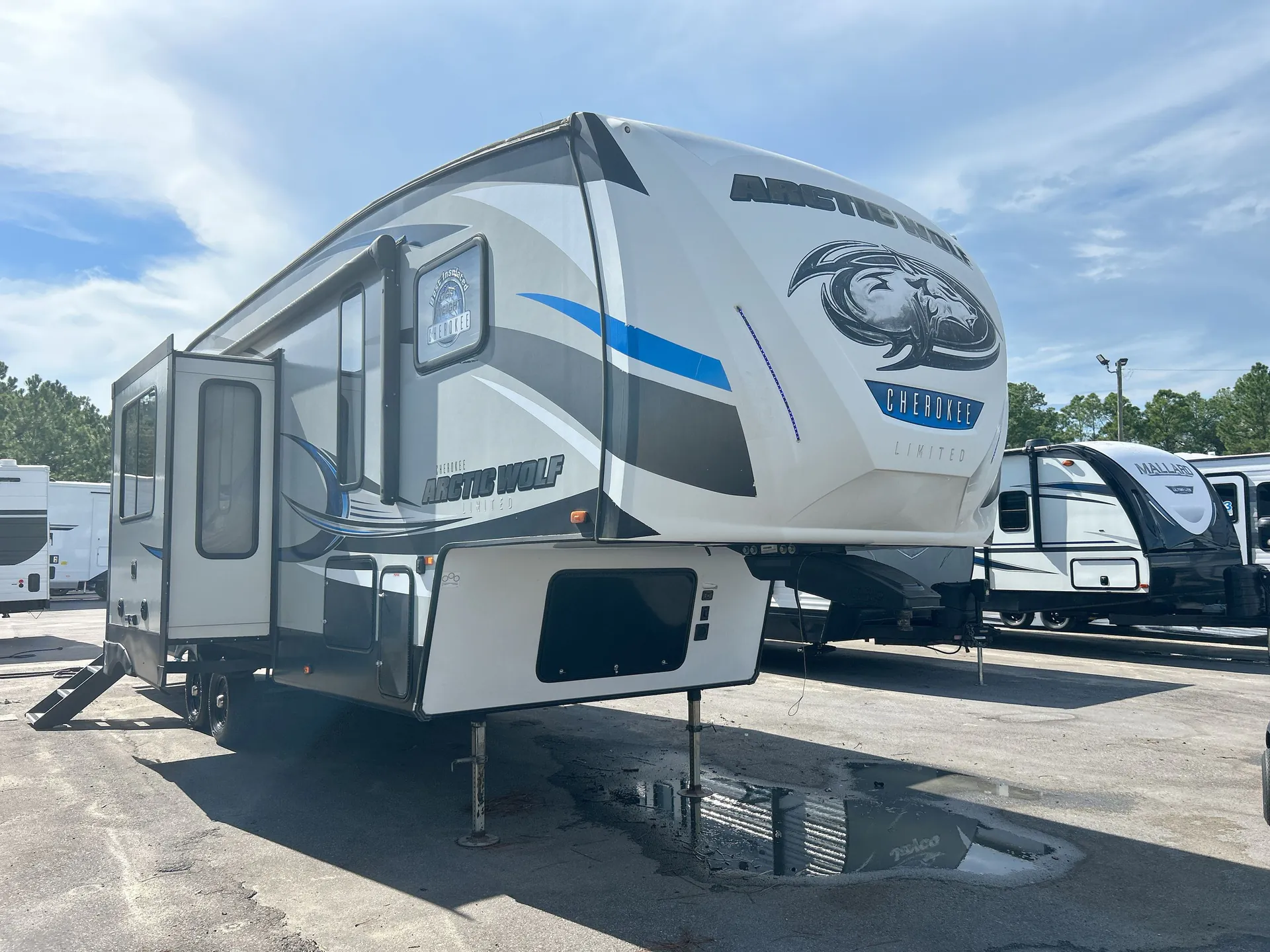 2019 Forest River Cherokee Arctic Wolf 305ML6 - Photo 2