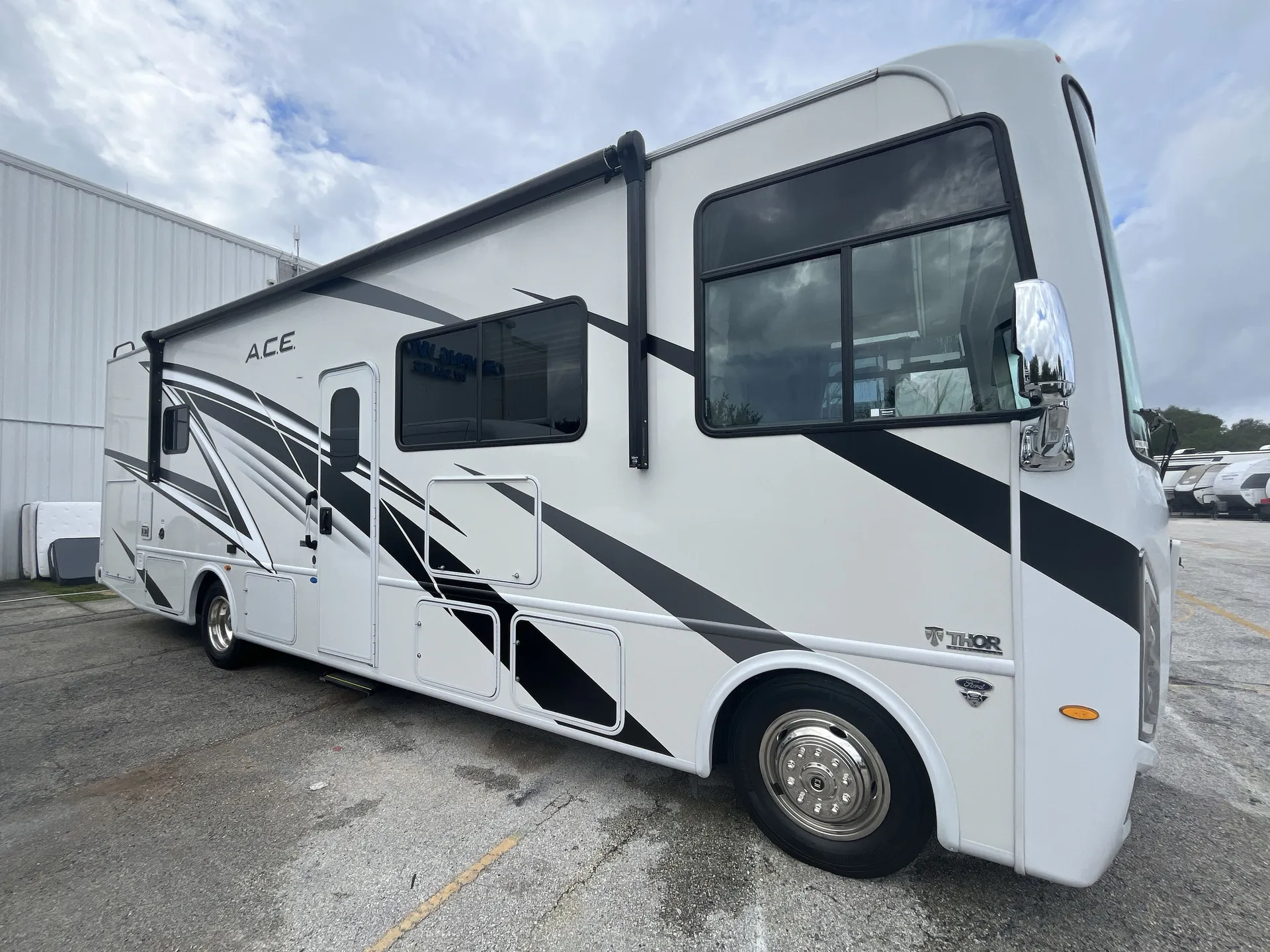 2025 Thor Motor Coach A.C.E 30C — campside