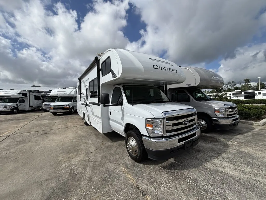 2026 Thor Motor Coach Chateau 28G - Photo 2
