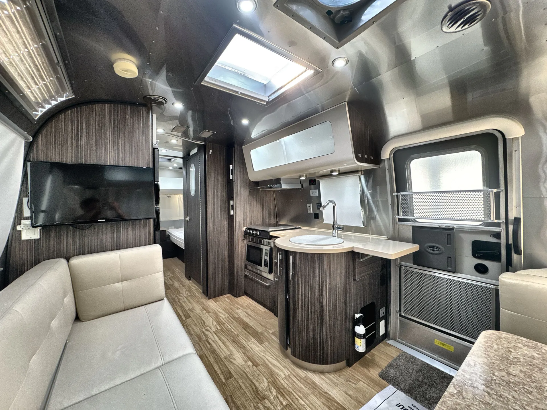 2018 Airstream International 25FB Twin — living area main