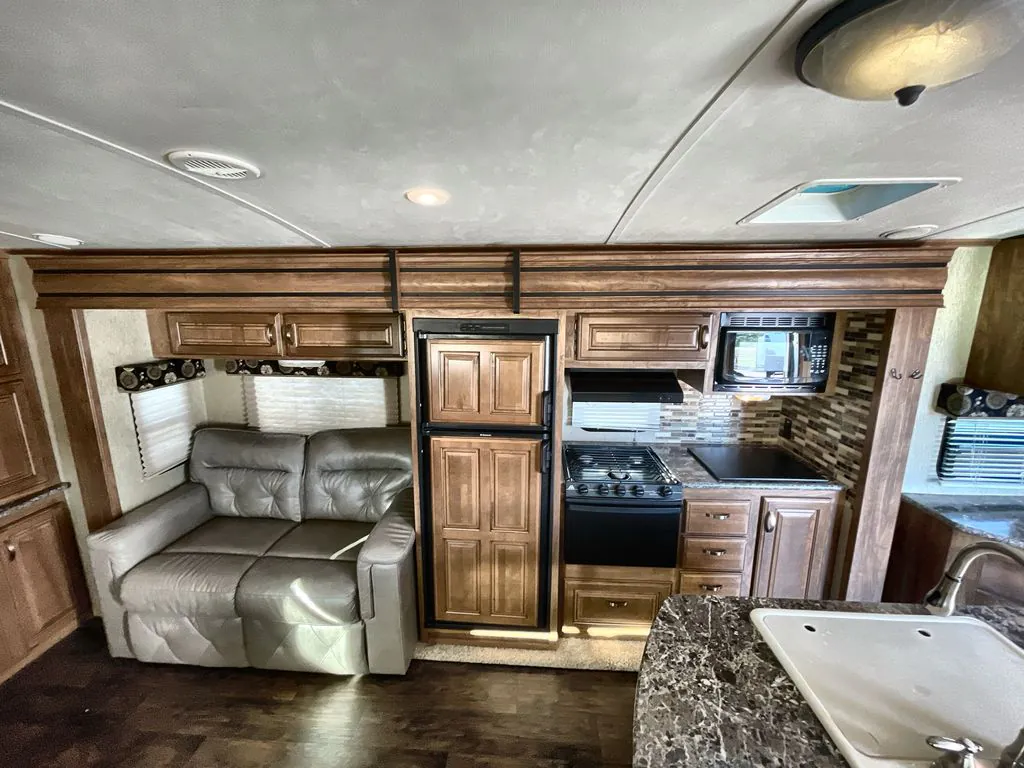 2015 Keystone Laredo 314RE - Photo 2