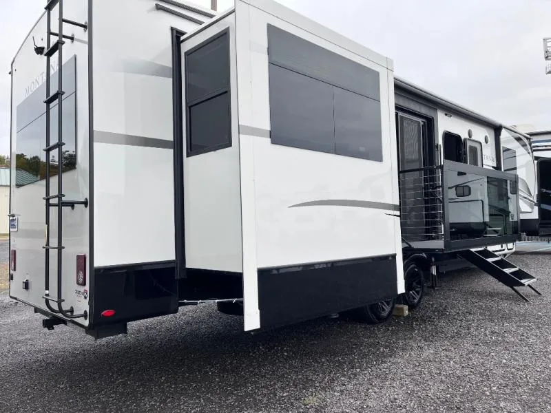2025 Keystone Montana 3532SP - Photo 3