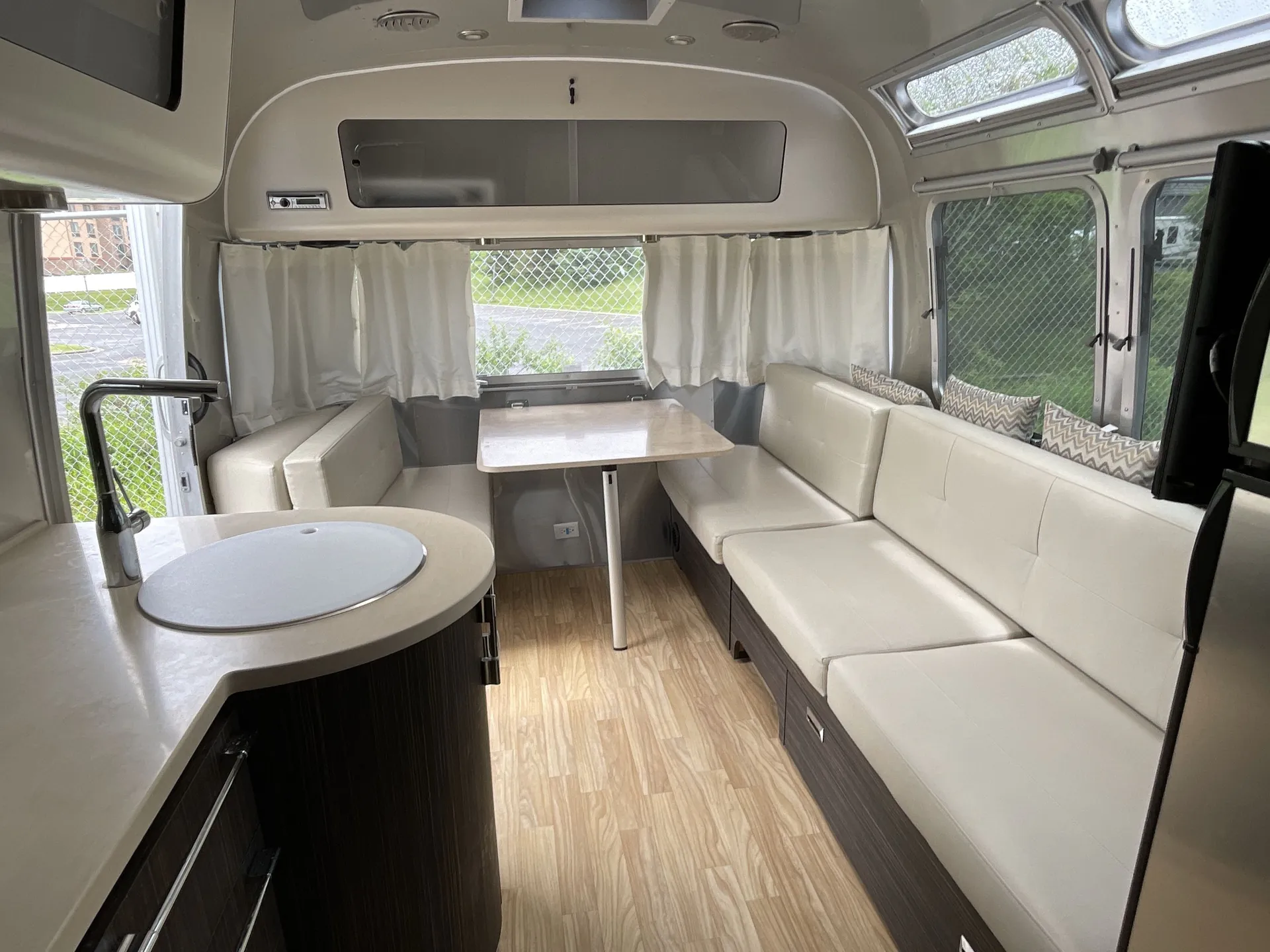 2019 airstream International Signature 27FB — living area main