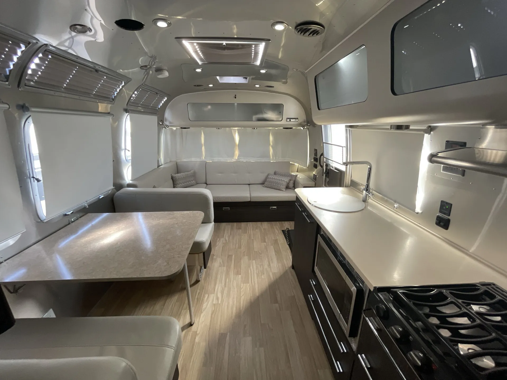 2018 airstream Classic 30RB — living area main