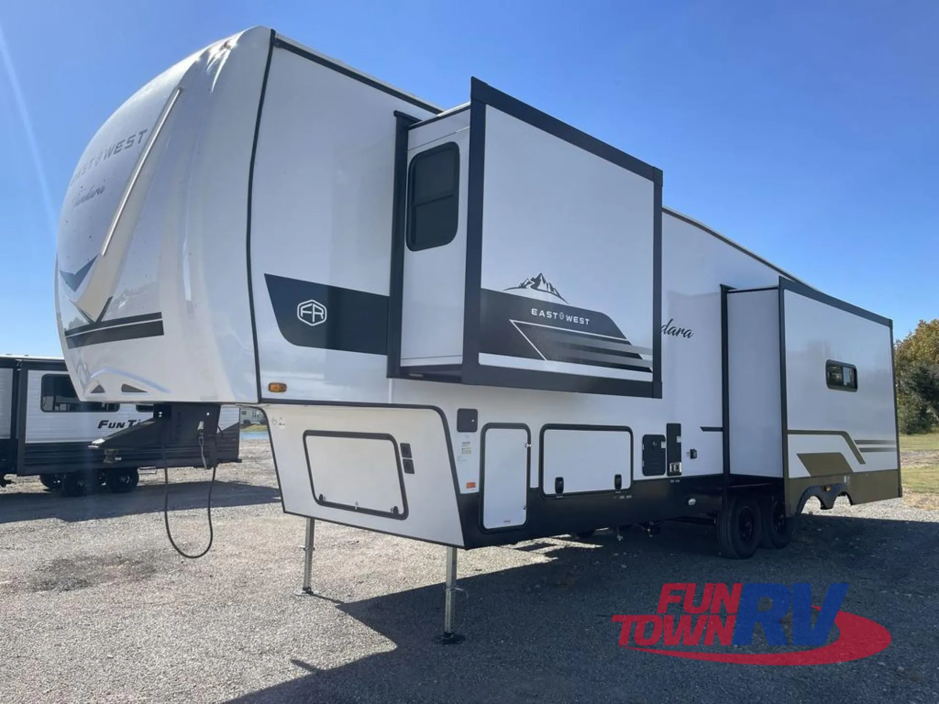 2026 East to West Tandara 295RL - Photo 3