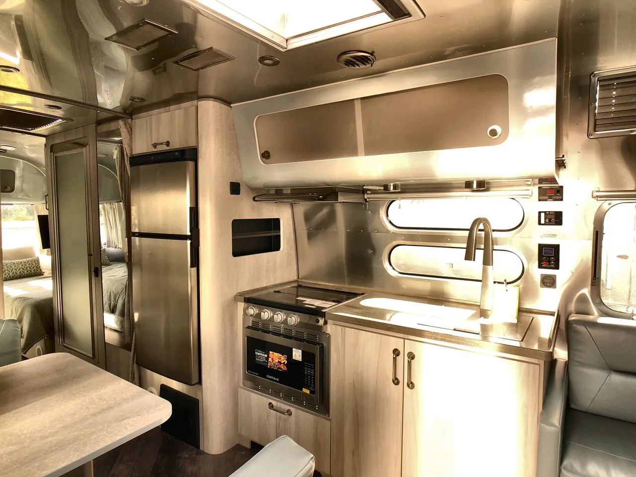 2027 Airstream International 28RB Twin - Photo 4