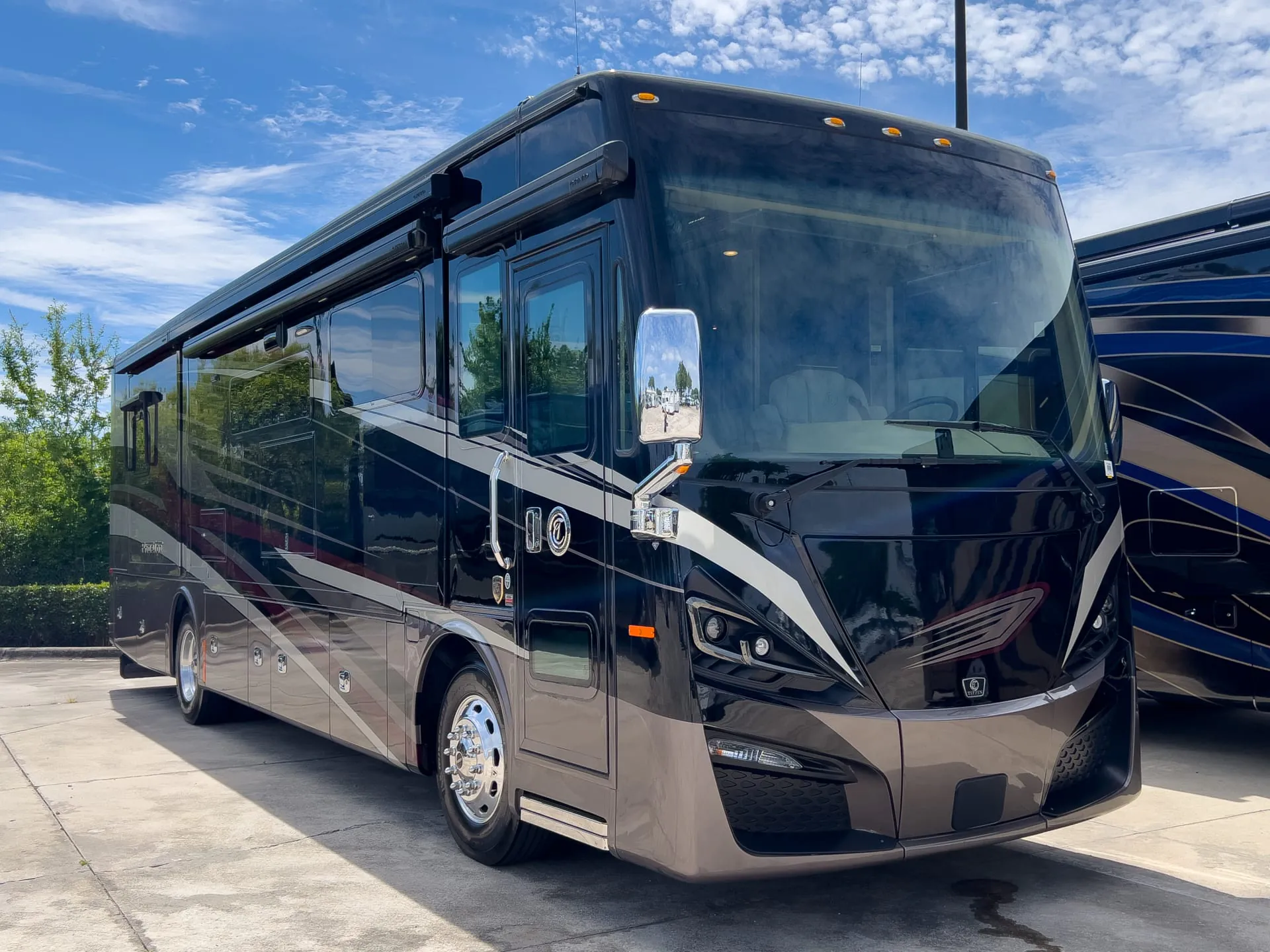 2022 Tiffin Phaeton 36 SH - Photo 2