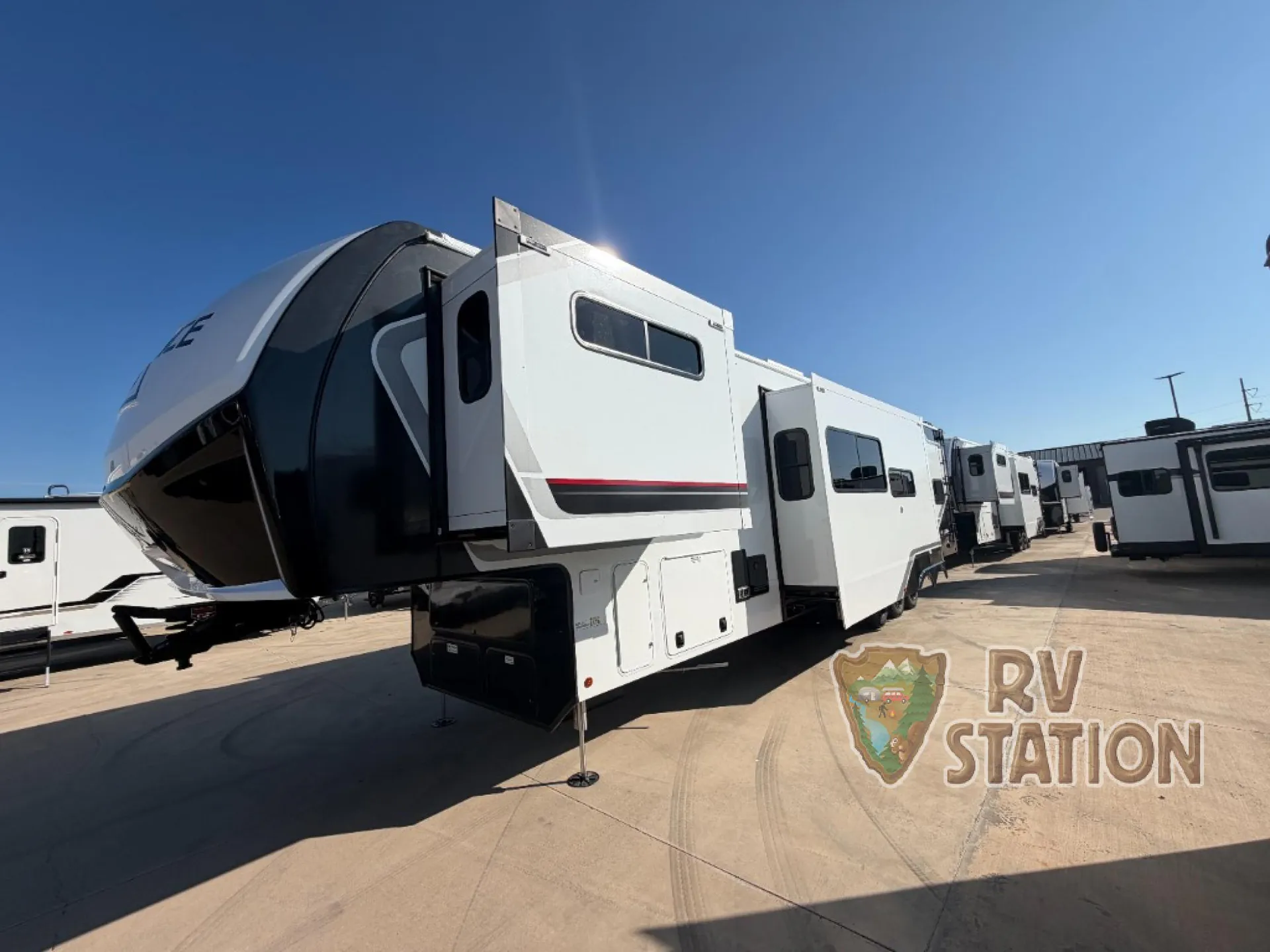 2027 Alliance RV Valor 4213 - Photo 4