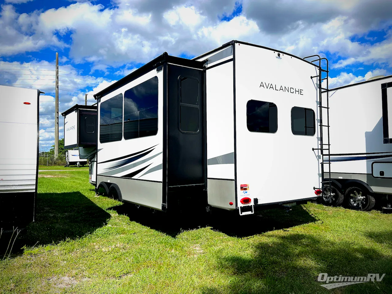 2023 Keystone Avalanche 295RK - Photo 3