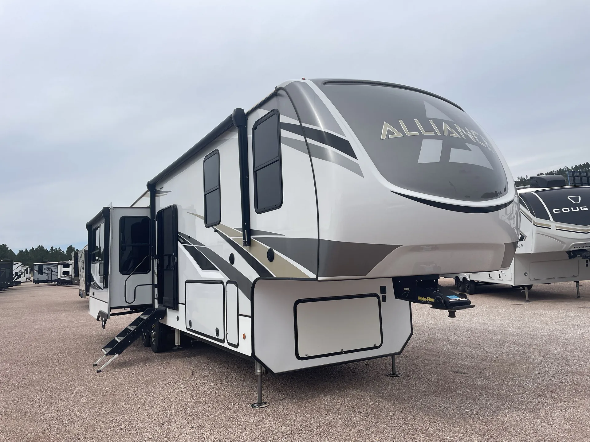 2021 Alliance RV Paradigm 340RL - Photo 2