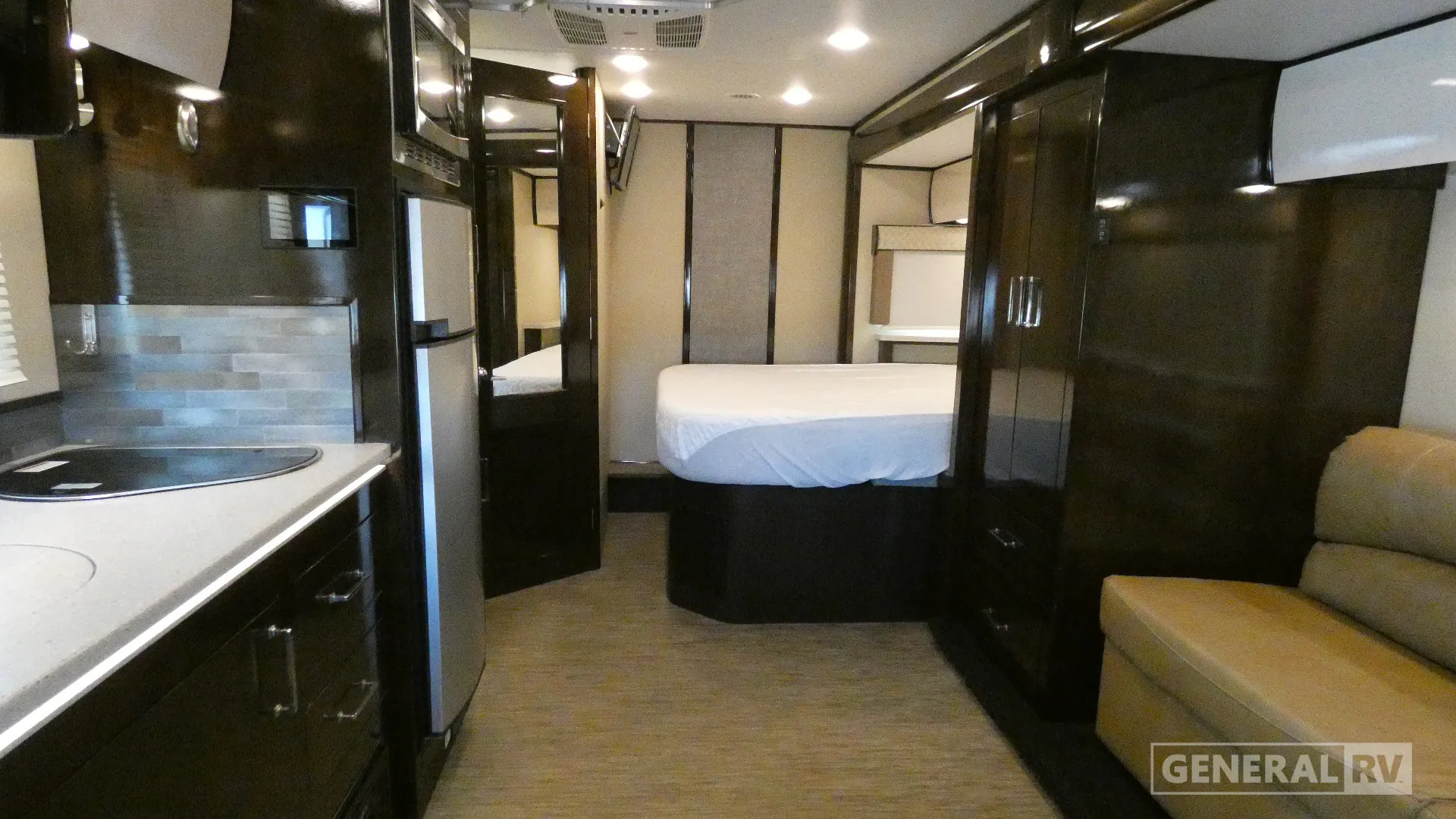 2020 Renegade RV Vienna 25FWC - Photo 2