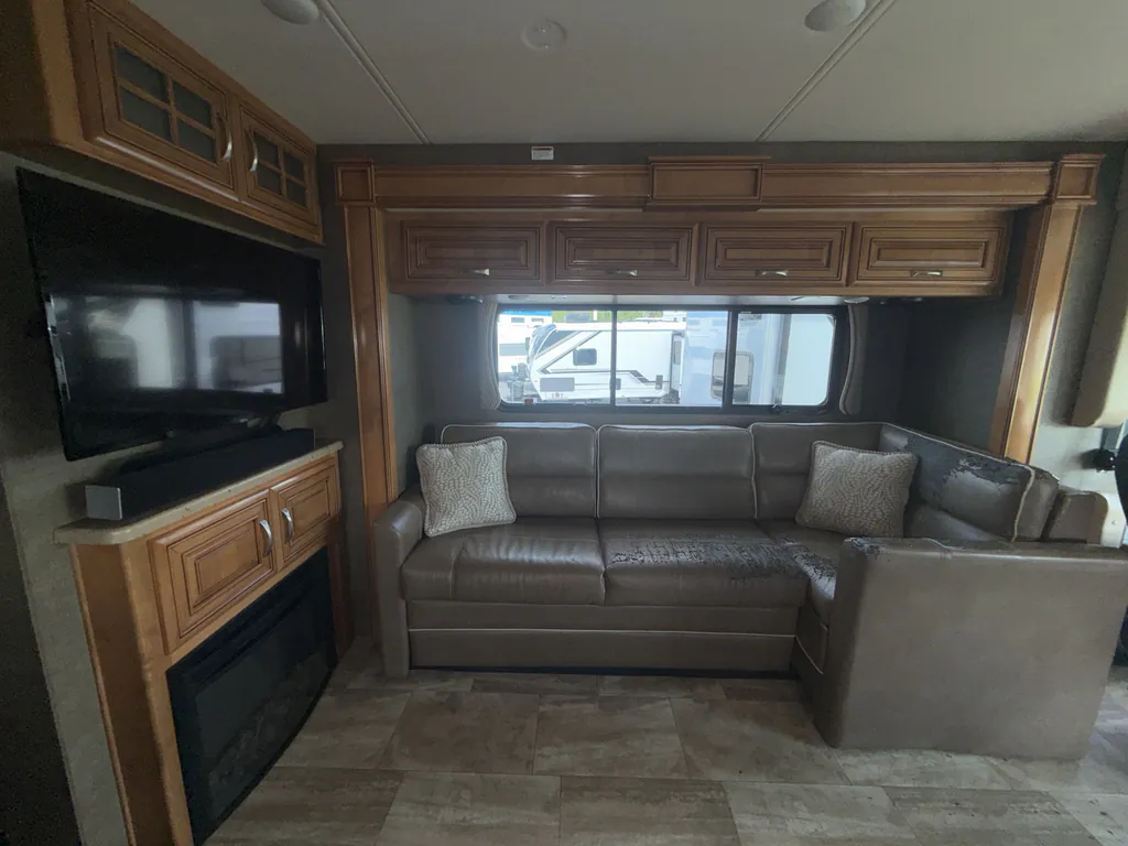2017 Thor Motor Coach Challenger 37YT, Photos photo 13