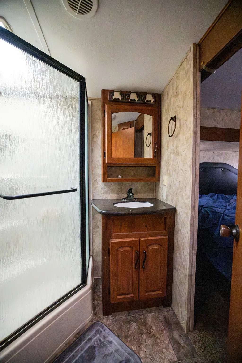 2011 Keystone Montana 3100RL, Photos photo 19
