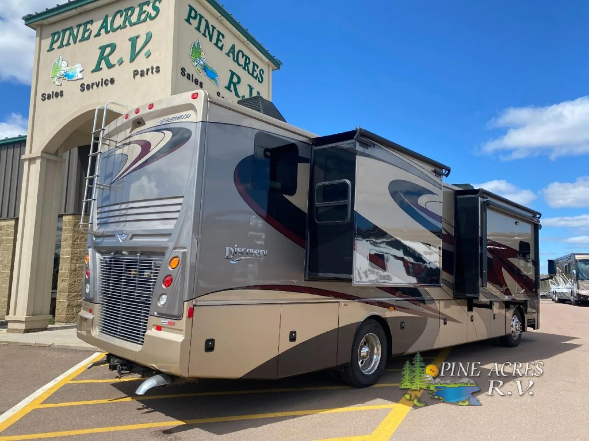 2018 Fleetwood Discovery 38K - Photo 4