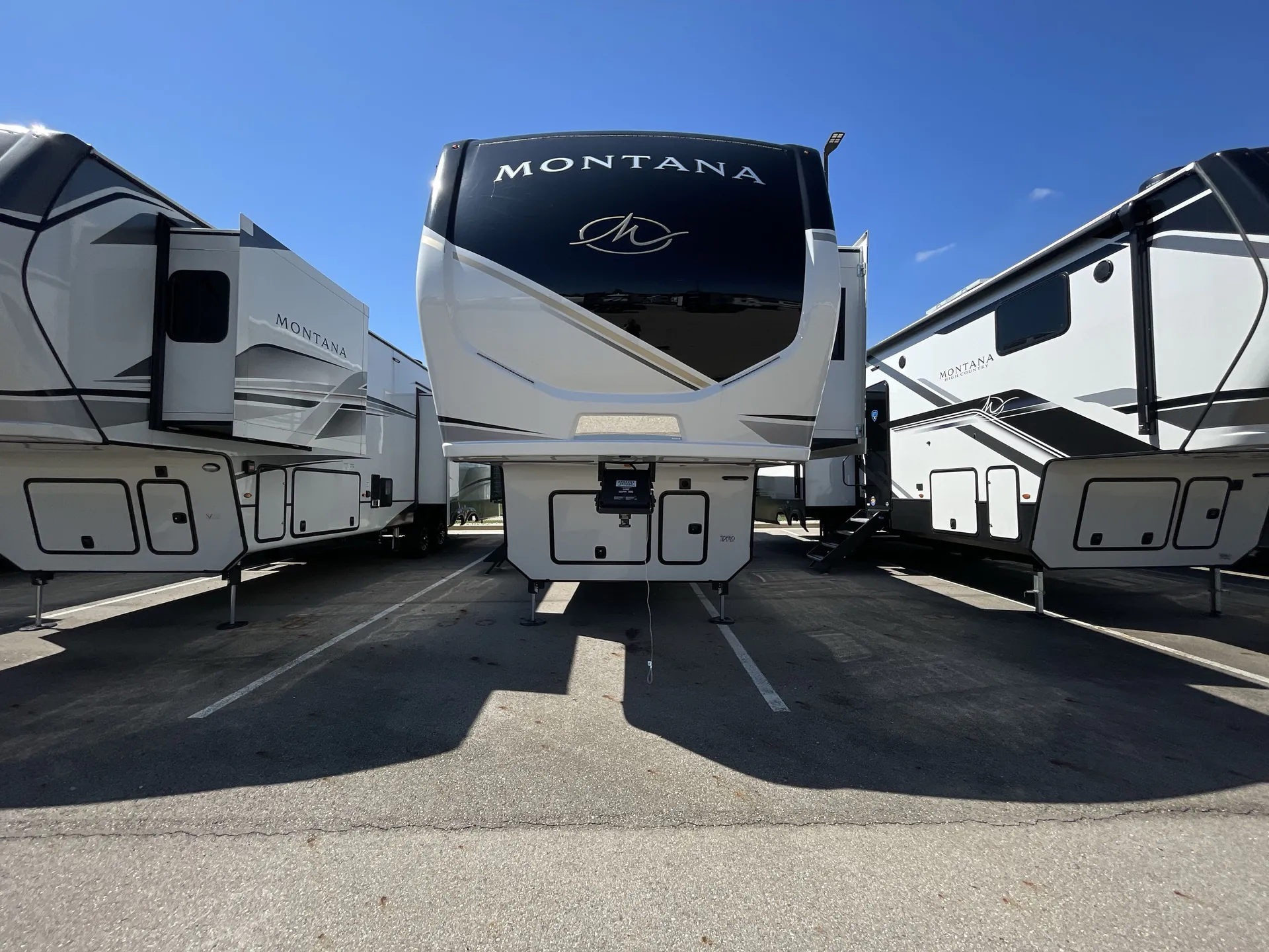 2025 Keystone Montana 3532SP — front