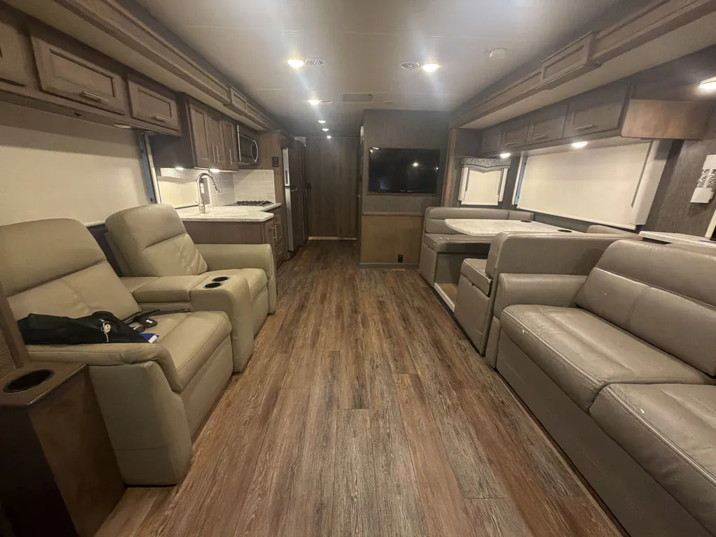 2021 Thor Motor Coach Challenger 35MQ, Photos photo 3
