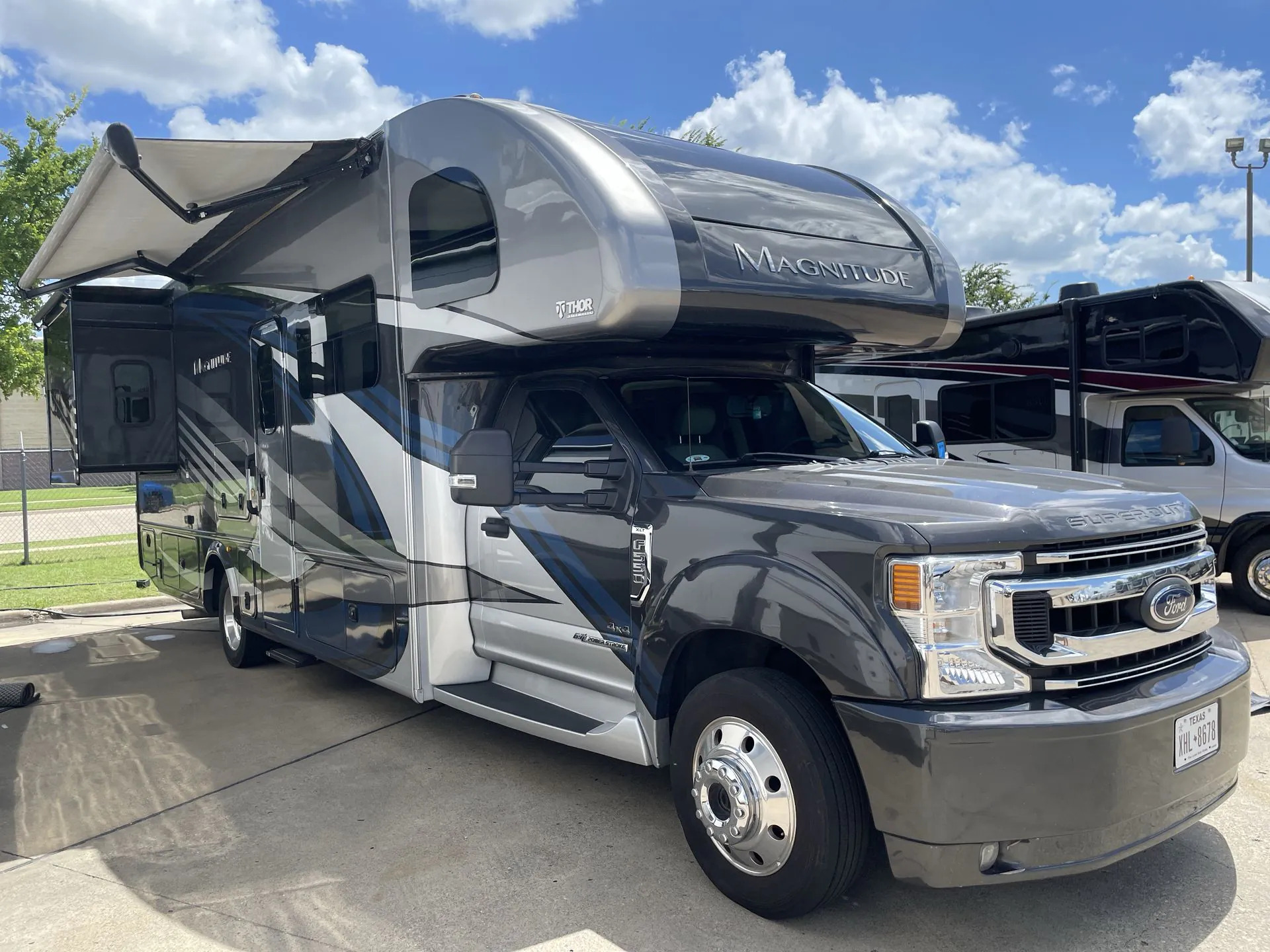 2021 Thor Motor Coach Magnitude XG32 - Photo 2