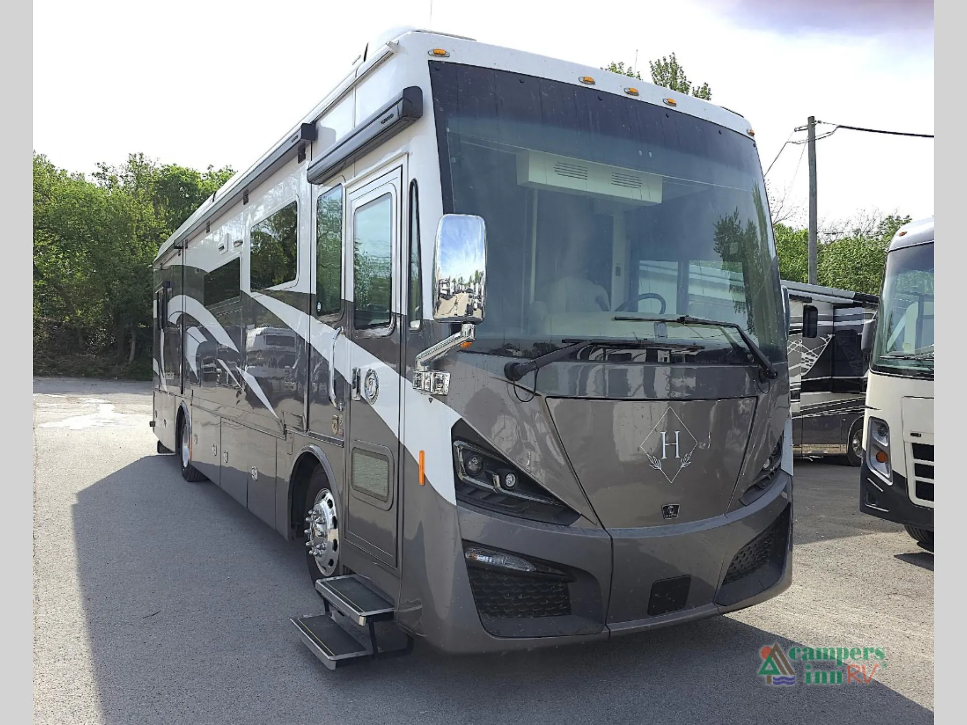 2022 Tiffin Phaeton 36 SH - Photo 2