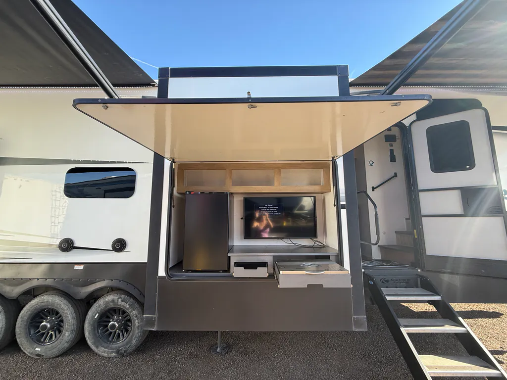 2022 Keystone Raptor 423, Photos photo 13