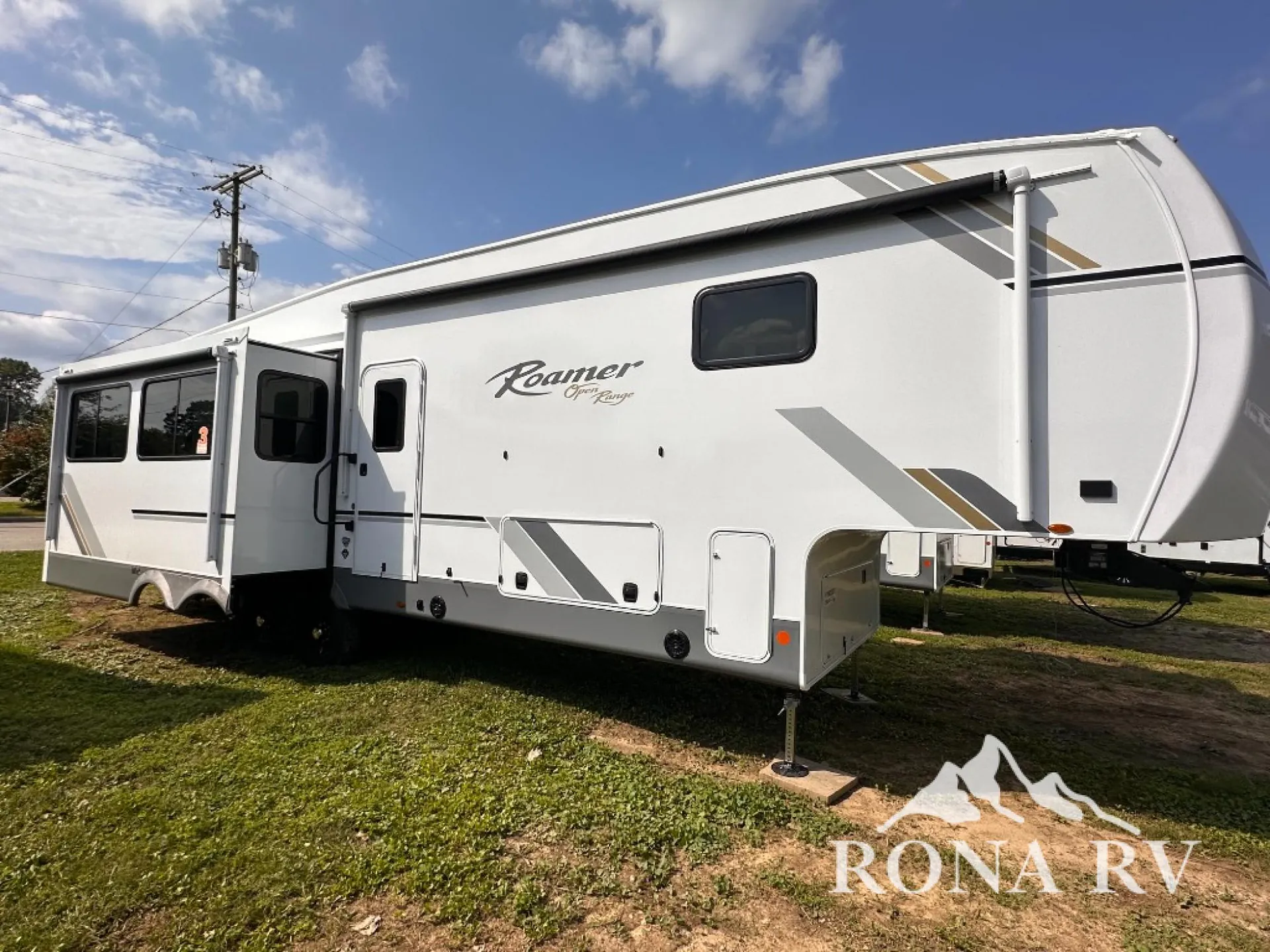 2027 Highland Ridge Roamer 32RLTS - Photo 2
